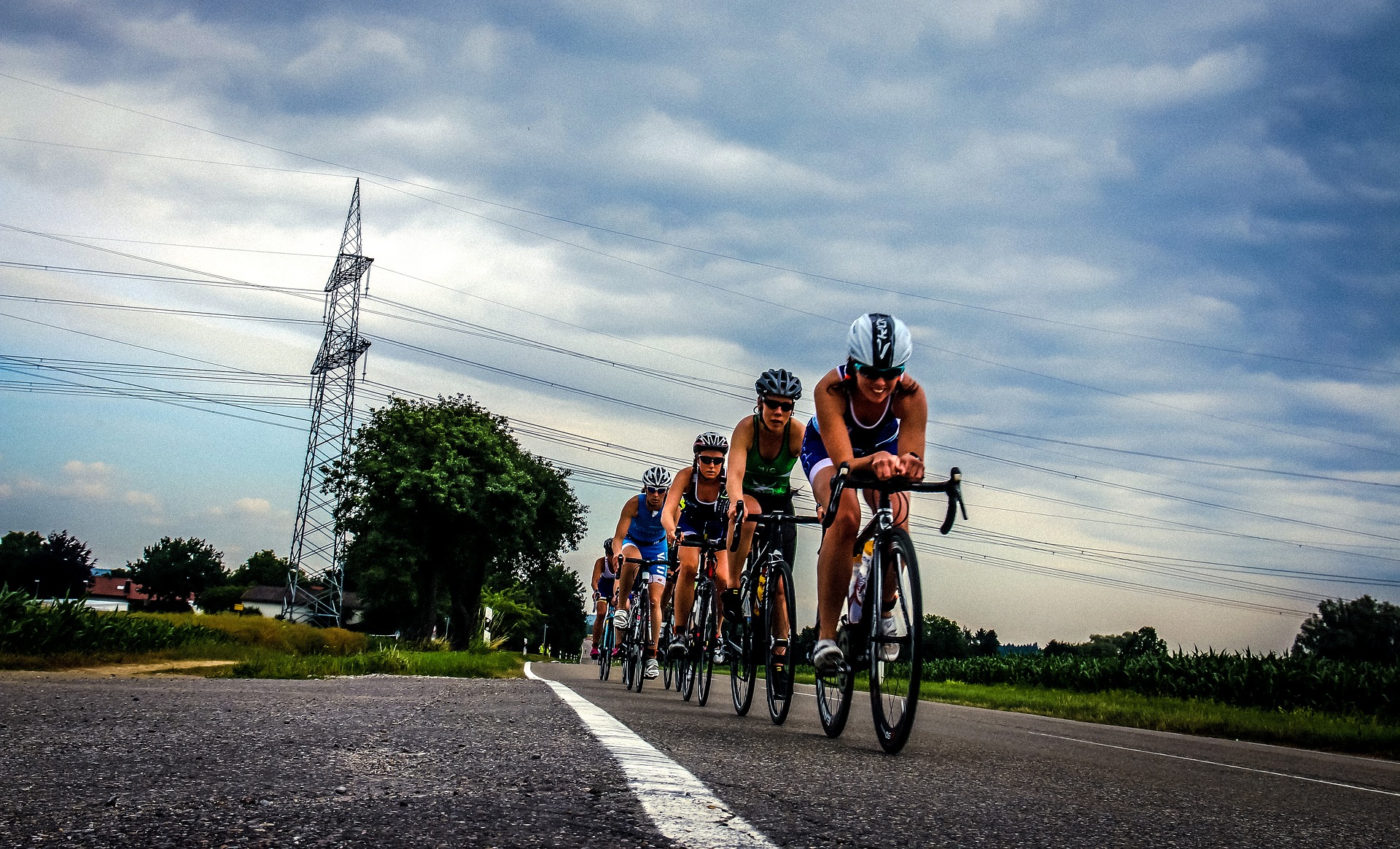 Radfahrer gemeinsam auf einer Landstraße