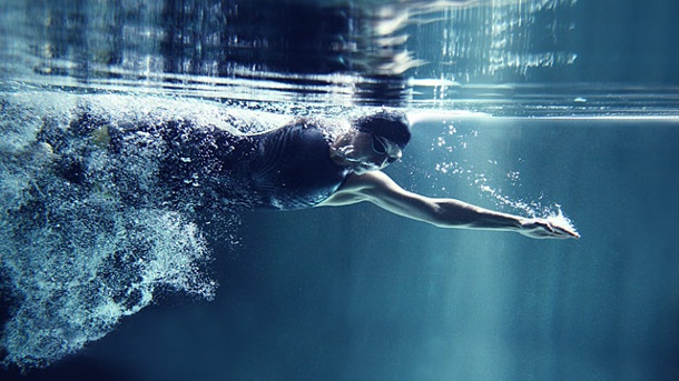 Ein Schwimmer beim Training im Wasser